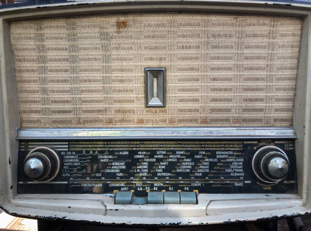 istock Vintage old radio 980422546