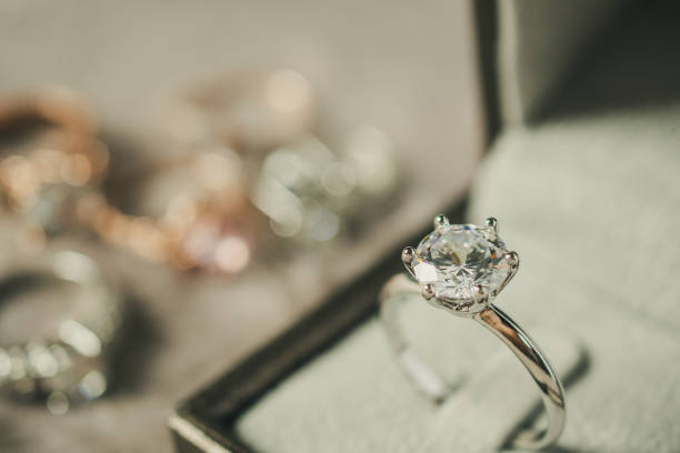 anillo de diamante de compromiso de lujo en caja de regalo de joyería - anillo de compromiso fotografías e imágenes de stock