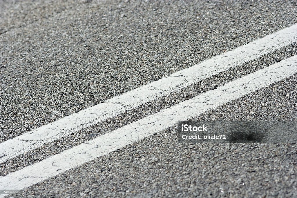 Doppia riga bianca strada primo piano - Foto stock royalty-free di Asfalto