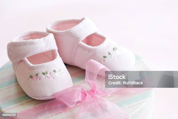 Różowy Baby Buty - zdjęcia stockowe i więcej obrazów Baby Shower - Baby Shower, Bez ludzi, Bucik dla niemowlęcia