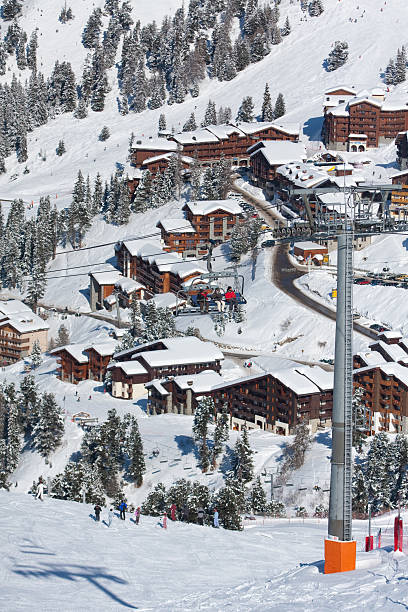 blick auf das alpine ski resort - drifted stock-fotos und bilder