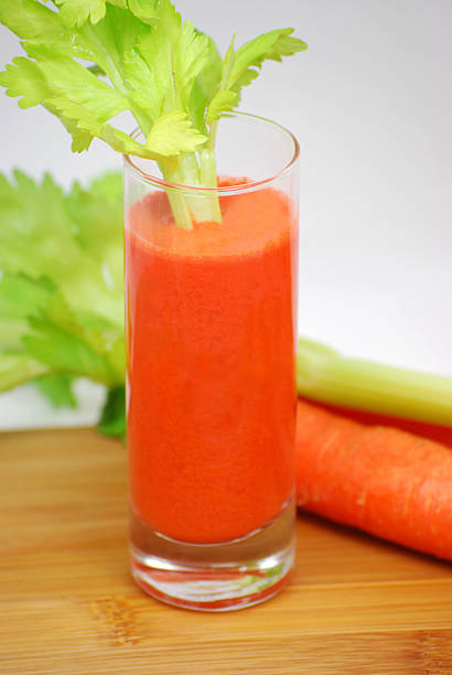 succo di carota - healthy eating green studio shot vertical foto e immagini stock