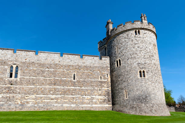 wieża i mur w pobliżu king henry viii gate of windsor castle, królewskiej rezydencji w windsorze w hrabstwie berkshire, anglia, wielka brytania - gate palace english culture formal garden zdjęcia i obrazy z banku zdjęć