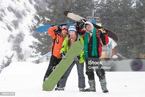 Stile Di Vita Sano Immagine Di Felice Squadra Snowboard Nevicate - Fotografie stock e altre immagini di Snowboard