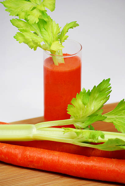 succo di carota con sedano - healthy eating green studio shot vertical foto e immagini stock