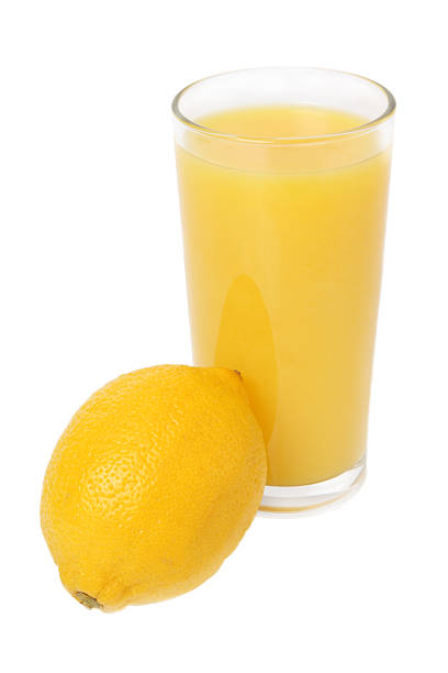 Zitrone und Glas Saft – Foto
