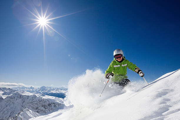 feliz feminino esquiador, com vista para a montanha - skiing sports race ski mountain range - fotografias e filmes do acervo