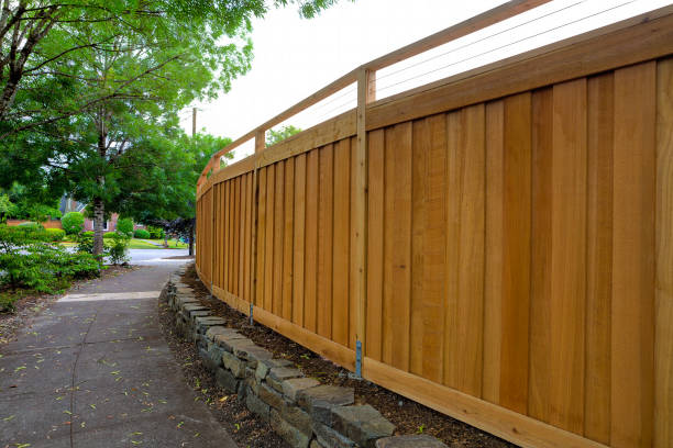 nuova recinzione in legno di cedro intorno al paesaggio del cortile della casa - privacy partition foto e immagini stock