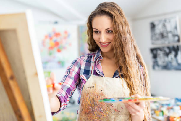istock Young woman drawing in art studio 980595864