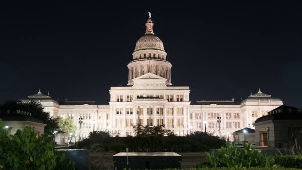 밤 정원 프리 텍사스 스테이트 캐피탈 빌딩 오스틴 이상 - texas state flag texas dome austin texas 뉴스 사진 이미지