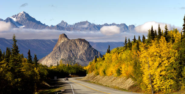 montanhas chugach rio de matanuska valley highway alasca estados unidos - chugach mountains - fotografias e filmes do acervo