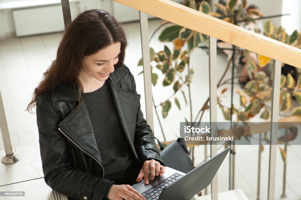 Portret młodej atrakcyjnej kobiety 18 lat pracy z laptopem w budynku publicznym - Zbiór zdjęć royalty-free (18-19 lat)