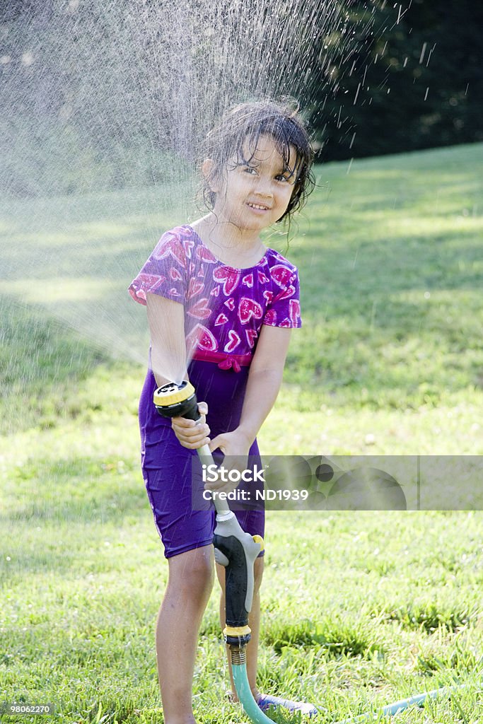 Junge Kind spielt mit Wasserschlauch Garten - Lizenzfrei Badeanzug Stock-Foto