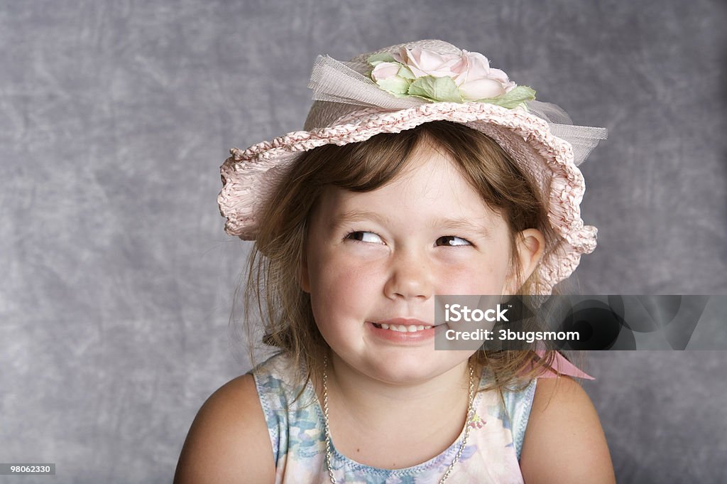 Niña encantadores en un sombrero - Foto de stock de Bonete de Pascua libre de derechos