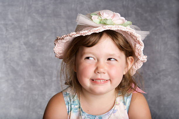 adorabile bambina nel cappello - easter bonnets immagine foto e immagini stock