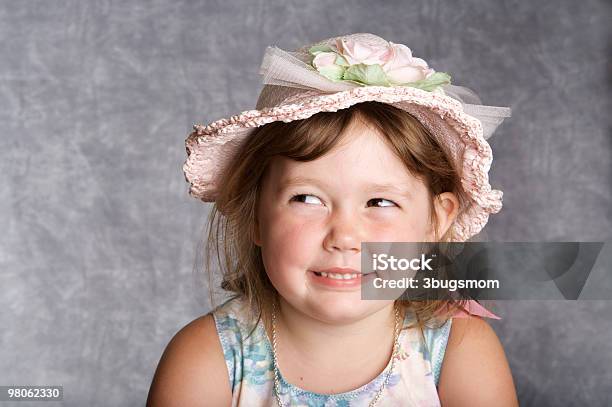 Очаровательная Маленькая Девочка В Шляпе — стоковые фотографии и другие картинки Пасхальная шляпа - Пасхальная шляпа, 6-7 лет, Весёлый