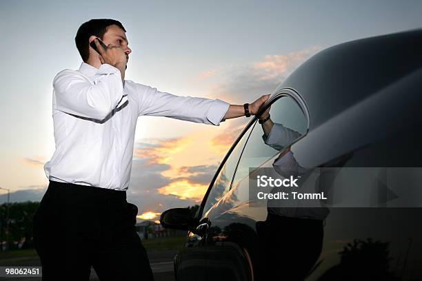 夕暮れ時の電話 - 自動車のストックフォトや画像を多数ご用意 - 自動車, 隣り合う, 電話機