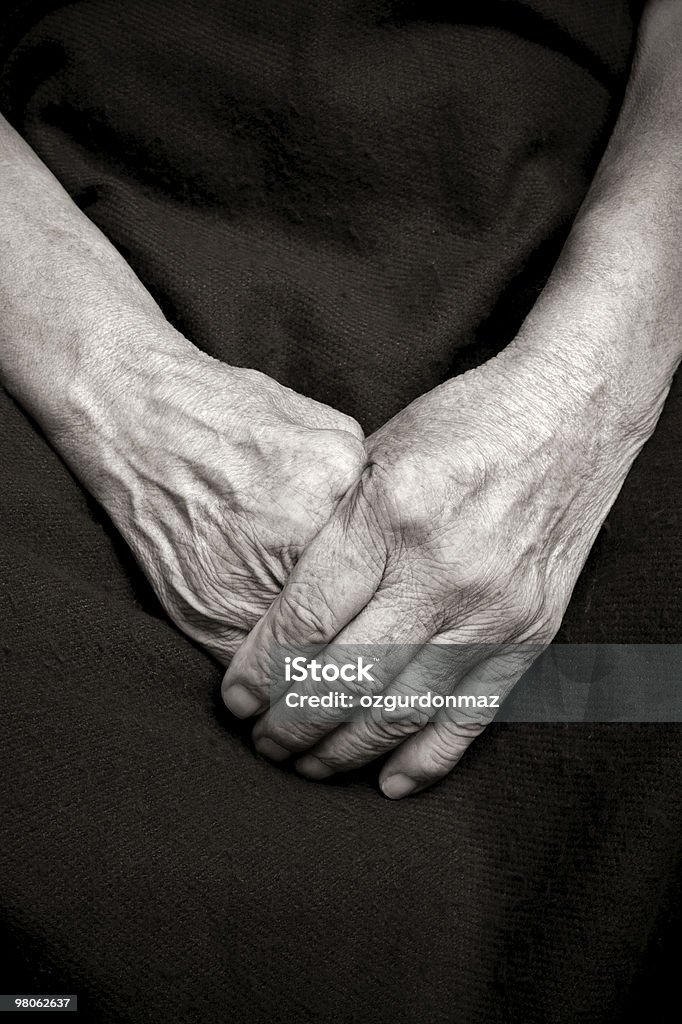 Старая женщина руки - Стоковые фото 60-69 лет роялти-фри