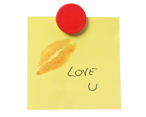 amarelo post-it em branco com a frase "amor" u " - magnet whiteboard white label - fotografias e filmes do acervo