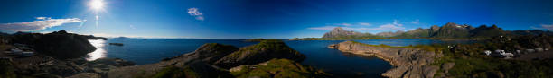 panoramablick auf orsvagvaer dorf und sandvika fjord auf austvagoy island, lofoten, norwegen - austvagoy stock-fotos und bilder