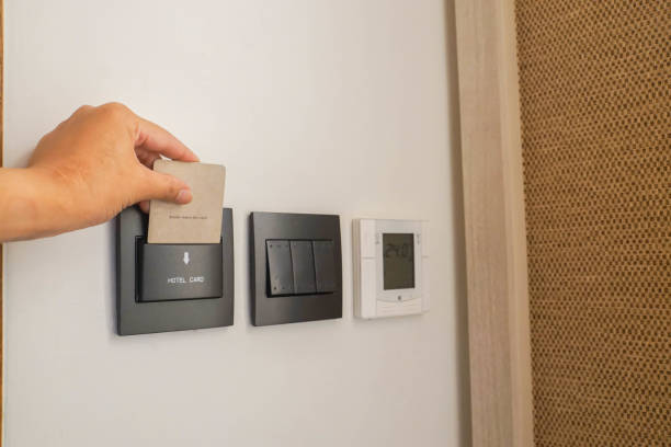 tarjeta dominante del hotel puso en dormitorio para electricidad y aparatos de cerca - cardkey entrance keyless order fotografías e imágenes de stock