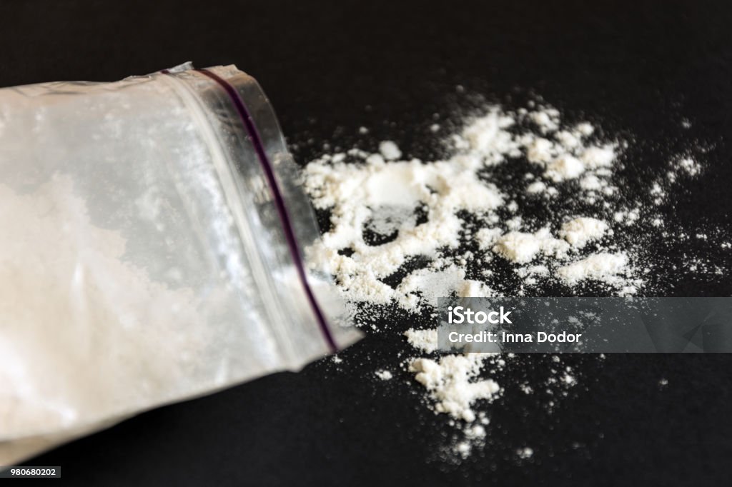 Drugs in een plastic zak op zwarte achtergrond. - Royalty-free Cocaïne Stockfoto