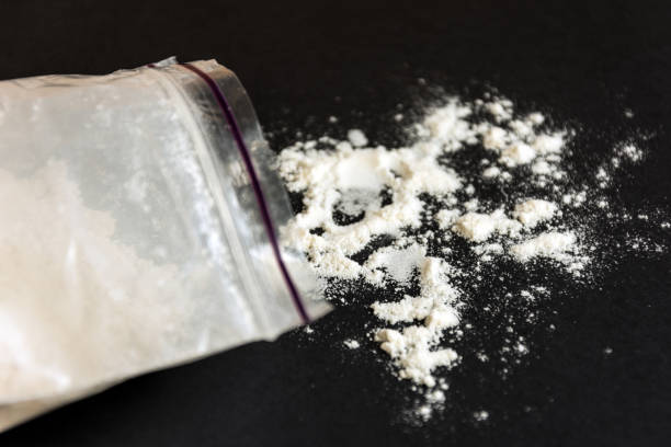 наркотики в полиэтиленовом пакете на черном фоне. - drug abuse narcotic medicine protection стоковые фото и изображения