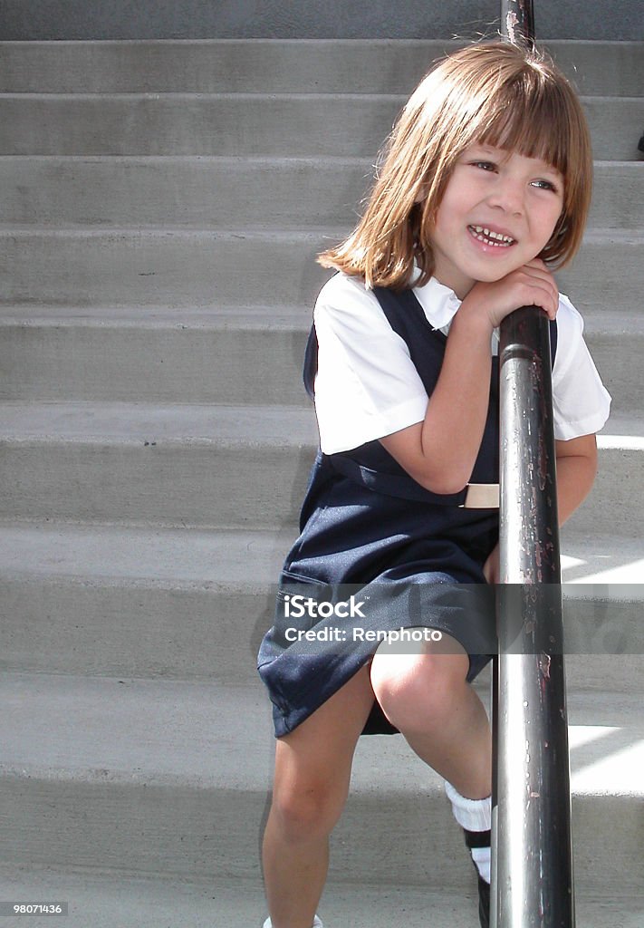 Школ�а Девушка улыбающегося - Стоковые фото Вертикальный роялти-фри