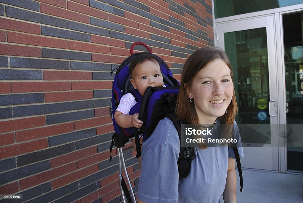 Activos nuevos madre con bebé viaje - Foto de stock de Espalda - Partes del cuerpo libre de derechos