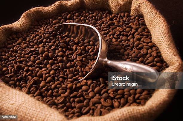포크레인 커피 원두 가운데 오픈 삼베 색 커피 콩에 대한 스톡 사진 및 기타 이미지 - 커피 콩, 검정색 배경, 아이스크림 스쿠프