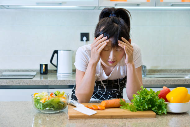 mujer cansada de preparar las comidas - overworked worried distraught front view fotografías e imágenes de stock