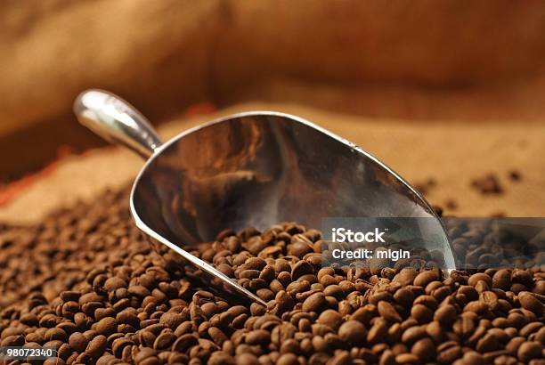 Kaffee Rundhalsausschnitt Stockfoto und mehr Bilder von Braun - Braun, Farbbild, Fokus auf den Vordergrund