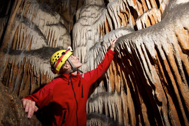 höhlenforschung in spanien - spelunking stock-fotos und bilder