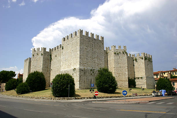 prato, en toscane - florence italy ancient past architecture photos et images de collection