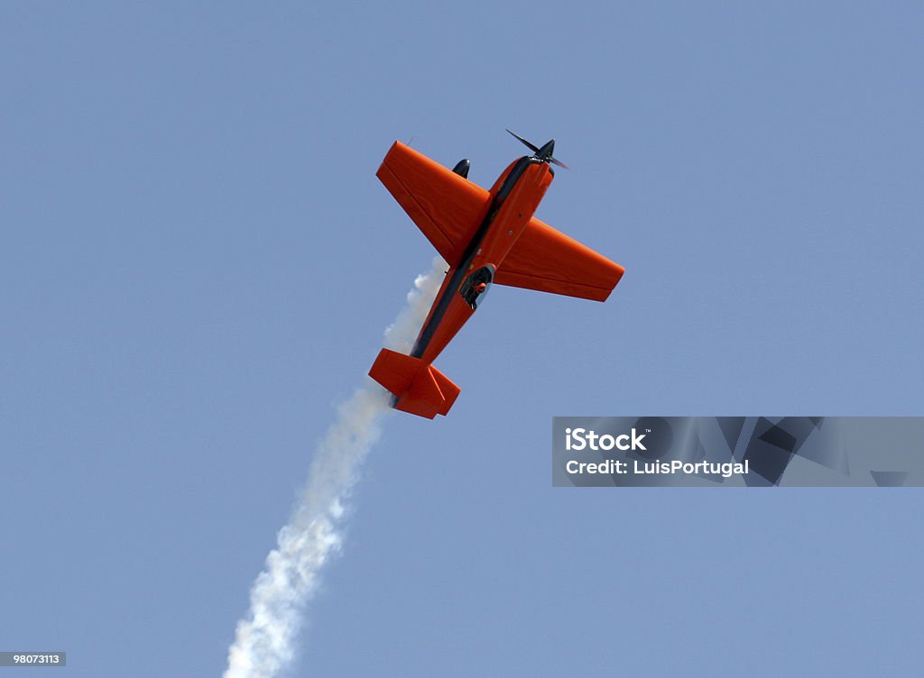 Avião de laranja - Foto de stock de Acrobacia aérea royalty-free