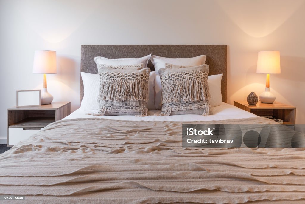 https://media.istockphoto.com/id/980748636/photo/decorative-pillows-on-bed-arrangement-with-bedroom-lamps-and-bedside-tables.jpg?s=1024x1024&w=is&k=20&c=afH-rMg4CZSGOIaCtCpNIWtuhnEegOT4BocZAkRKw7k=