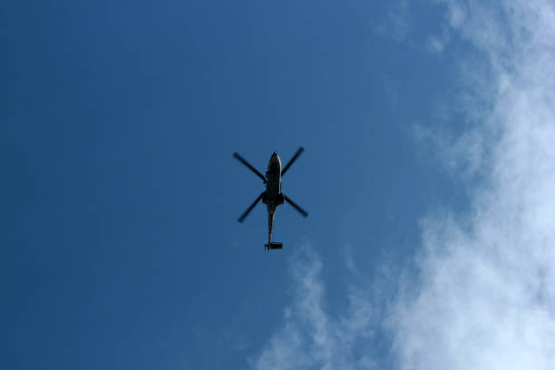 céu azul e o helicóptero militar - transport helicopter - fotografias e filmes do acervo