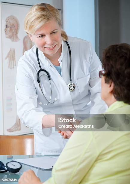 O Escritório De Médicos - Fotografias de stock e mais imagens de Doutor - Doutor, Paciente, Adulto maduro