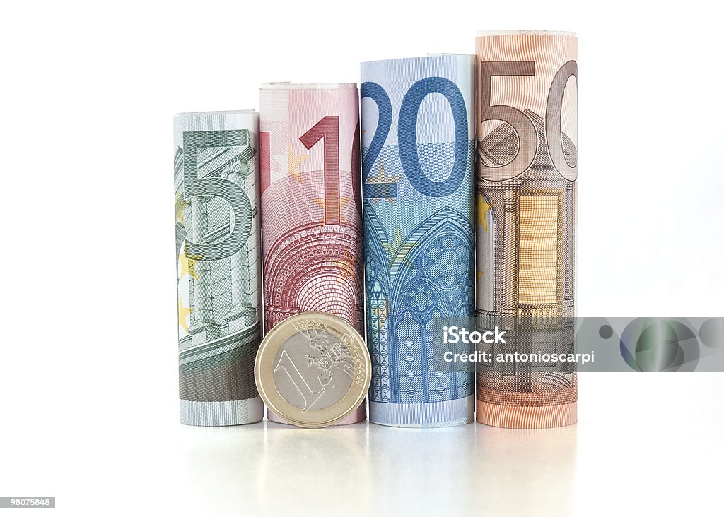 Walcowane rachunki i euro moneta - Zbiór zdjęć royalty-free (Banknot)