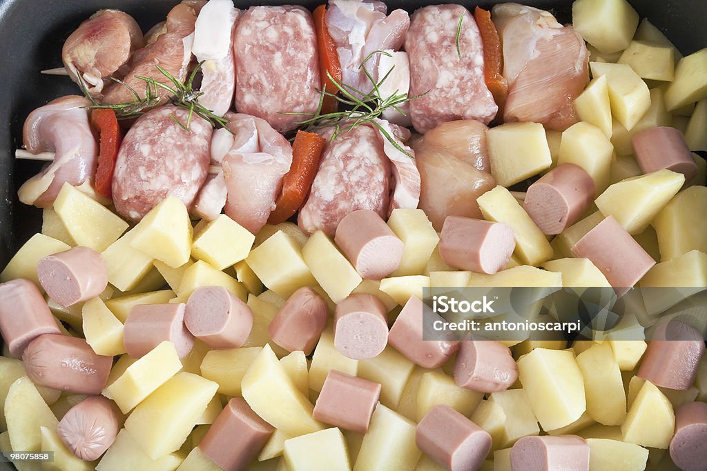 Casseruola con kebab, patate e wurstel - Foto stock royalty-free di Alimentazione sana