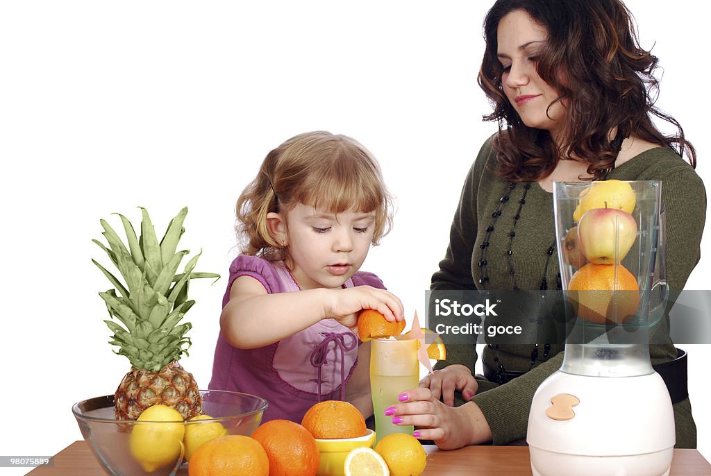 Pequenos e adultos garota feita de suco de frutas - Foto de stock de Abacaxi royalty-free