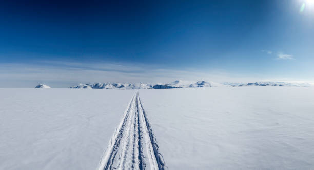 skidoo 足跡橫跨巴芬島的冰凍峽灣, 加拿大 - 努勒維特地區 個照片及圖片檔
