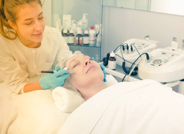 istock Mature woman having beauty procedures 980791626