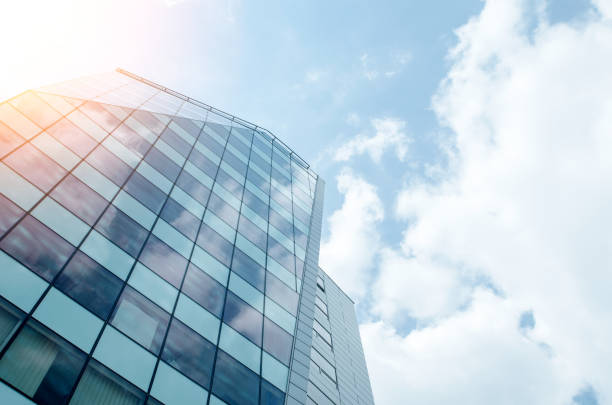 skycrapper の青いガラスの壁。都市の��抽象的な背景 - corporate buildings ストックフォトと画像