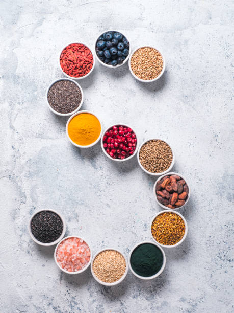 letra s de superfoods en tazón de fuente sobre fondo azul - quinoa sesame chia flax seed fotografías e imágenes de stock