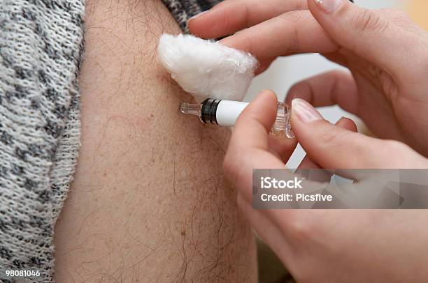 La Vacunación En Primer Plano De 3 Foto de stock y más banco de imágenes de Adulto - Adulto, Agarrar, Anticuerpo