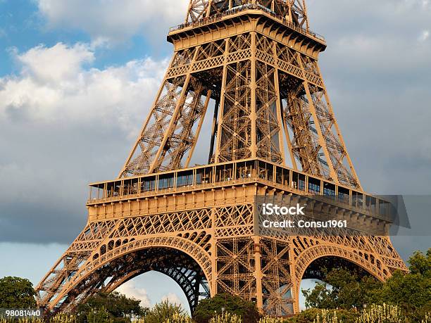 Tour Eiffel Foto de stock y más banco de imágenes de Azul - Azul, Blanco - Color, Cielo