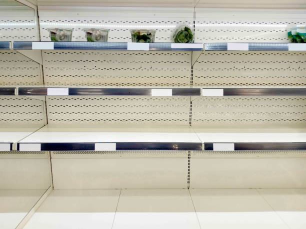 empty shelf in grocery store - compartimento de armazenamento imagens e fotografias de stock