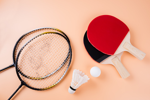 camp cash register opportunity Table Tennis And Badminton On Yellow Background Top View Stock Photo -  Download Image Now - iStock