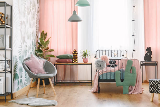 interior de dormitorio de color rosa y gris - habitación fotografías e imágenes de stock